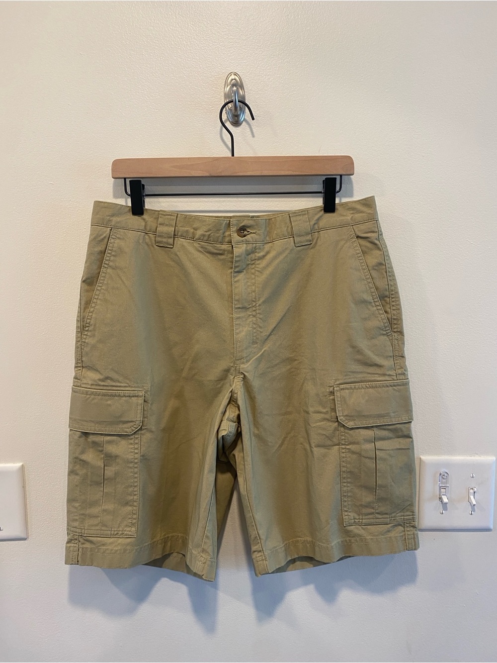 L.L. Beans Mens cargo shorts 10 inch inseam size 33 khaki